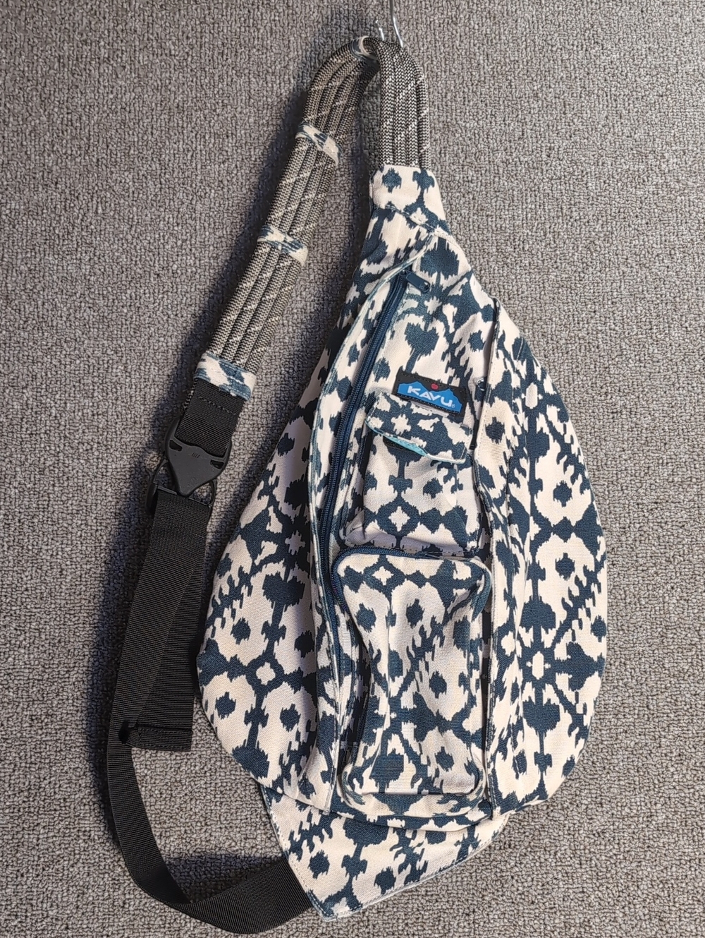 Kavu Original Rope Sling Bag 'Sand Blot' Ivory/Navy Blue EUC Gorpcore Crunchy